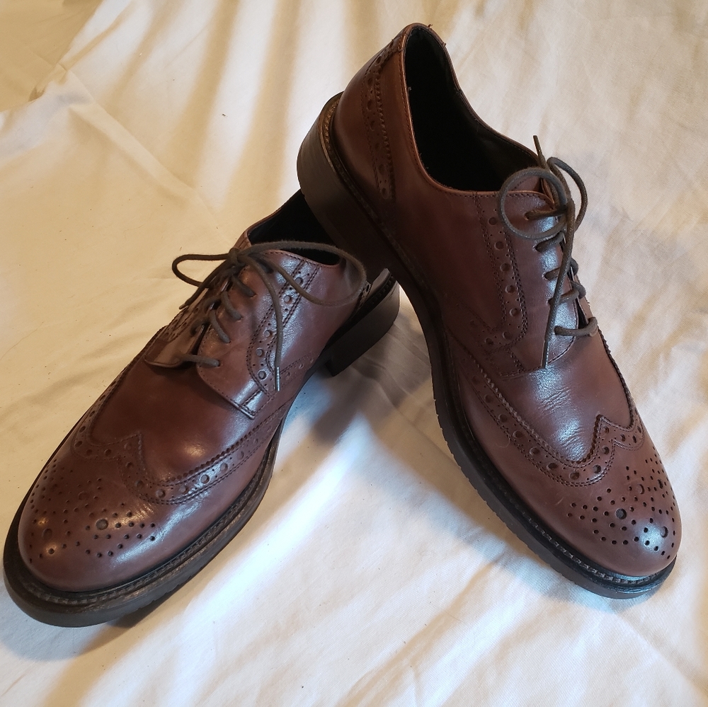 Banana Republic Brown Wing-tip Oxford